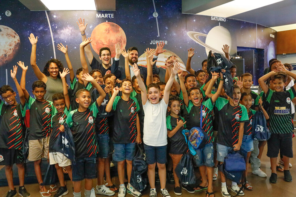 Visita de crianças integra comemoração dos 50 anos do Planetário