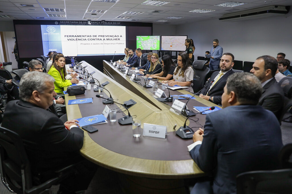 Encontro debate prevenção à violência contra a mulher com promotores do MPDFT