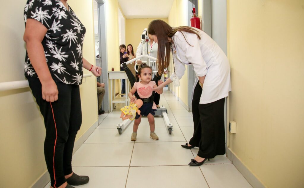 Suspensório inova tratamento fisioterapêutico infantil na rede pública