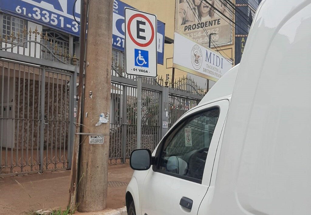 Detran-DF autua dez motoristas por uso irregular de vagas especiais em Taguatinga