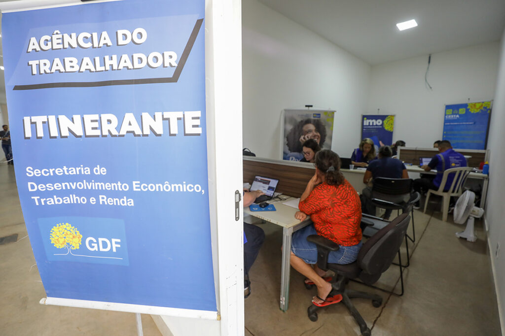 Unidade itinerante leva serviços da agência do trabalhador a Água Quente