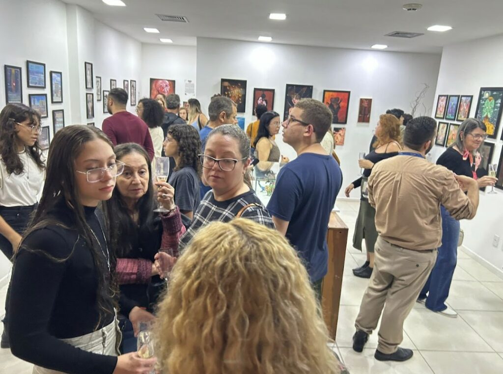 Exposição revela talentos artísticos de estudantes com altas habilidades