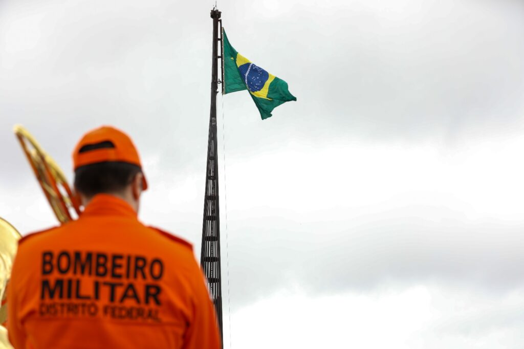 Brasilienses e turistas acompanham troca da Bandeira Nacional
