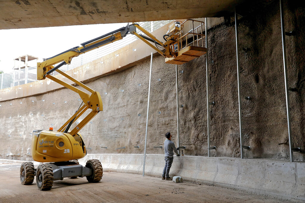 Viaduto do Riacho Fundo tem pavimentação finalizada e ganha meios-fios