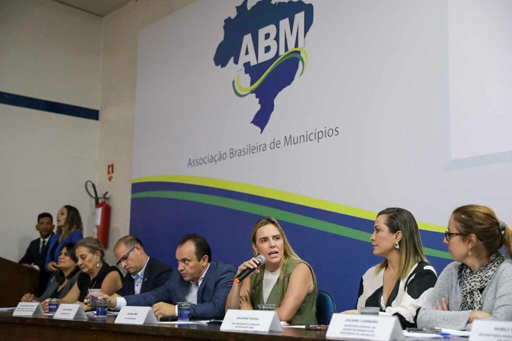 Celina debate soluções de saúde e mobilidade com prefeitos da Ride