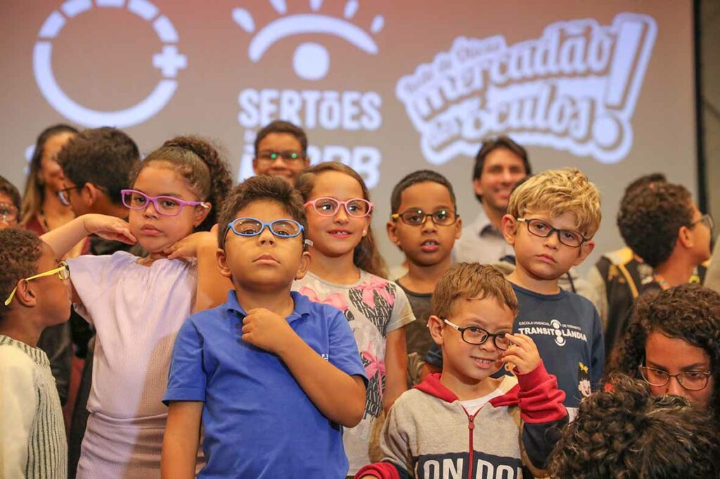 Rally dos Sertões BRB doa óculos de grau a estudantes da rede pública