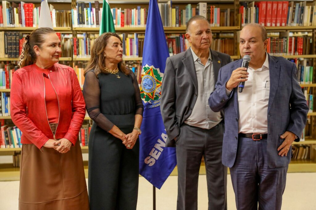 Ibaneis Rocha participa de lançamento de livro de ex-senador