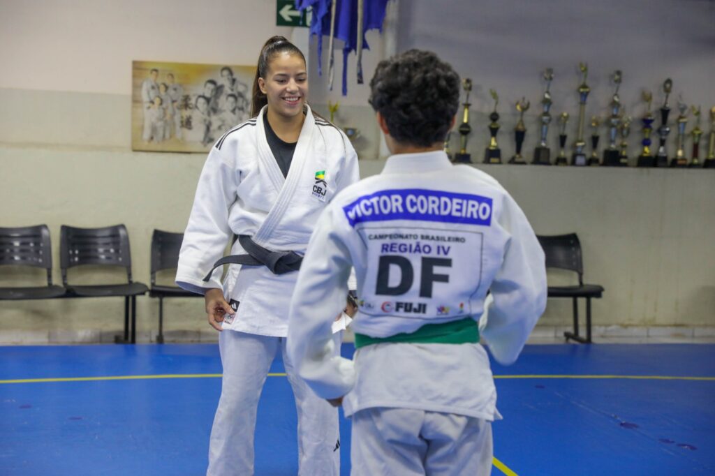 Judoca apoiada pelo GDF é prata em mundial escolar no Bahrein
