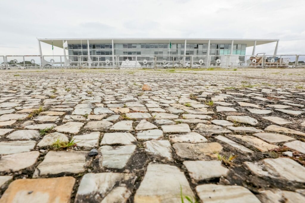 Pedras portuguesas da Praça dos Três Poderes começam são restauradas