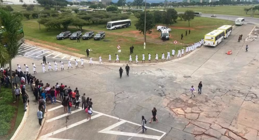 Saidão de presos da Papuda interrompe trânsito na DF-001 em Brasília