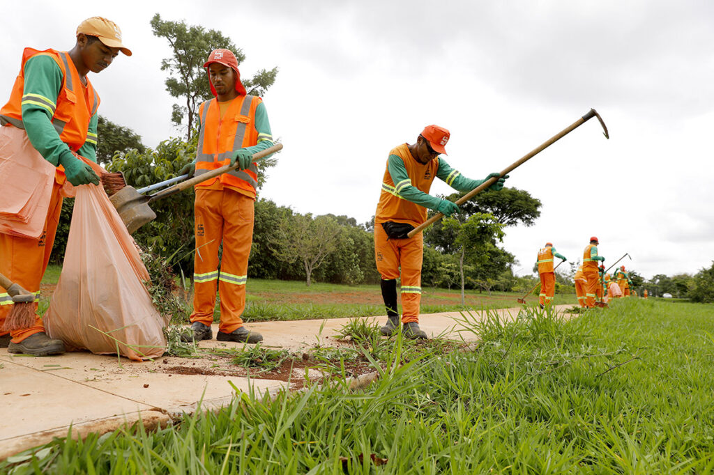 Mutirão de limpeza ajuda a eliminar focos do mosquito da dengue