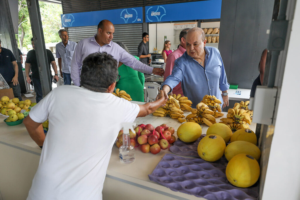 Governador Ibaneis Rocha visita novos quiosques próximos ao Palácio do Buriti