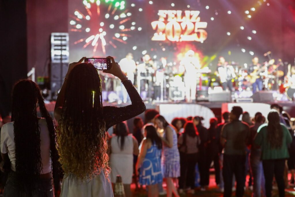 Show de Mari Fernandez reúne 20 mil pessoas na primeira noite da festa de fim de ano na Torre de TV