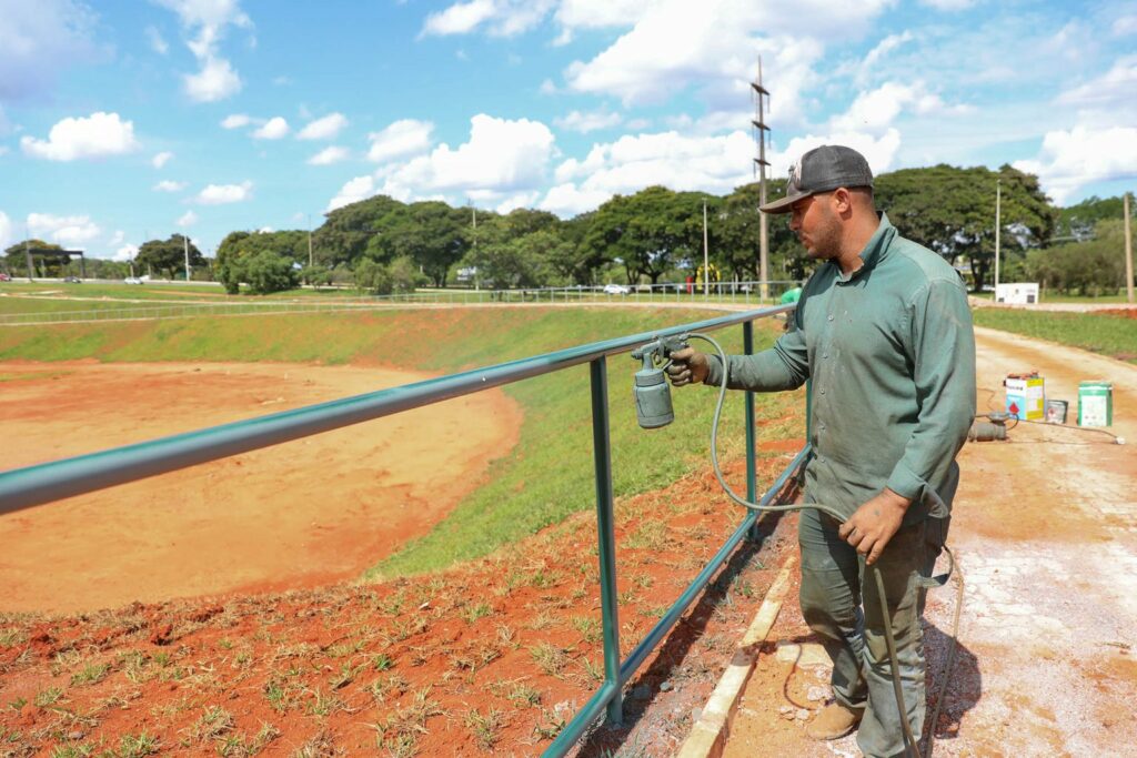 Gradis do Drenar DF começam a ser pintados no Parque Internacional da Paz