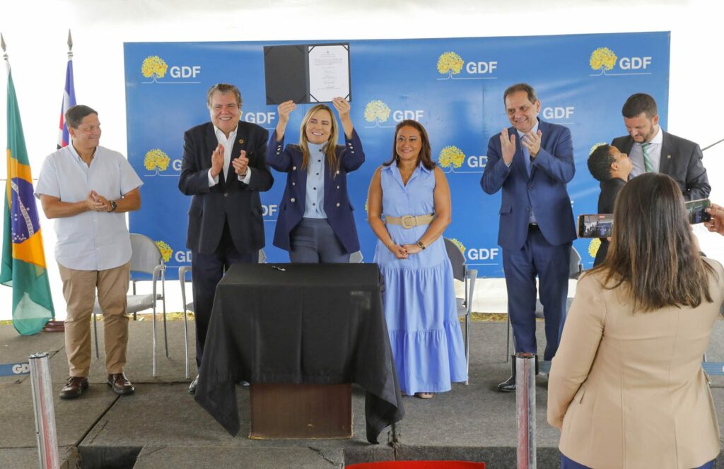 Celina Leão entrega escritura de regularização da Casa do Maranhão