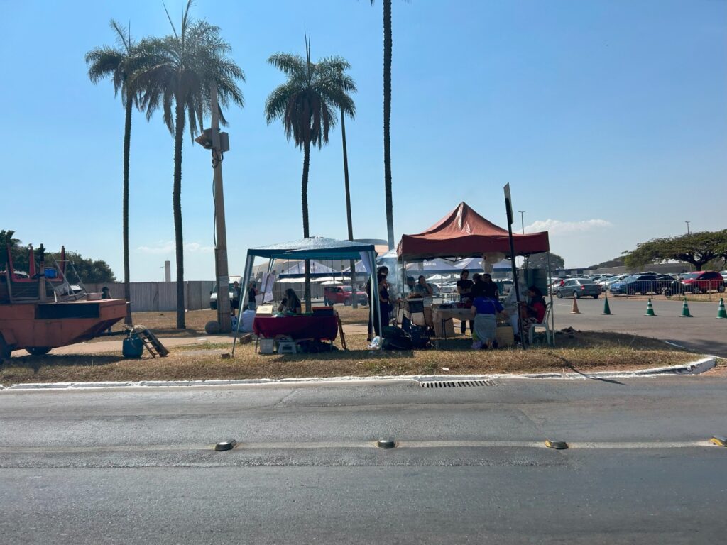 Show Paggodin e jogo do Flamengo no DF têm vagas para ambulantes