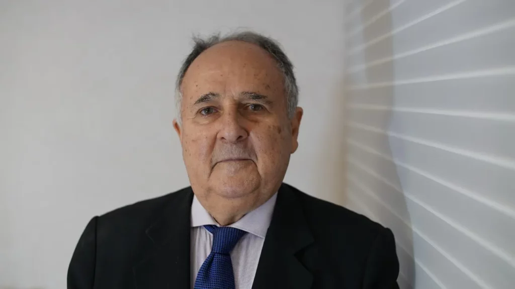 Cristovam sonha em voltar ao Senado nos braços da militância esquerdista