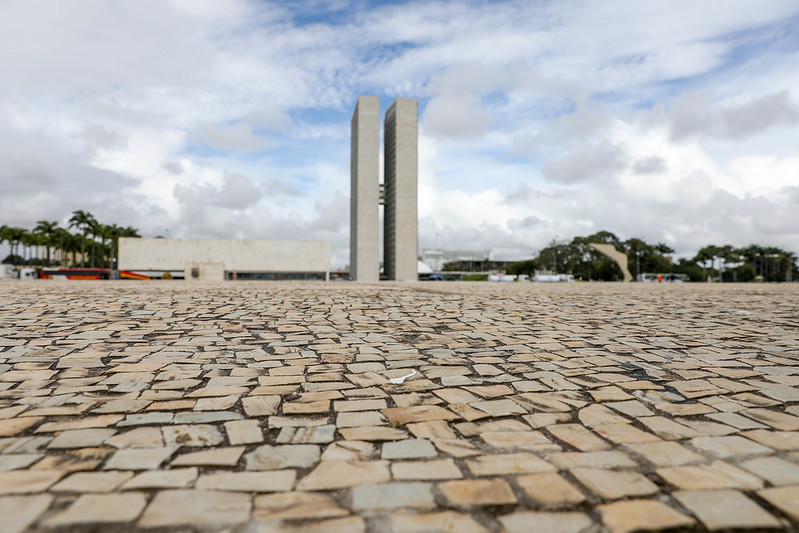 GDF inicia limpeza de pedras portuguesas da Praça dos Três Poderes