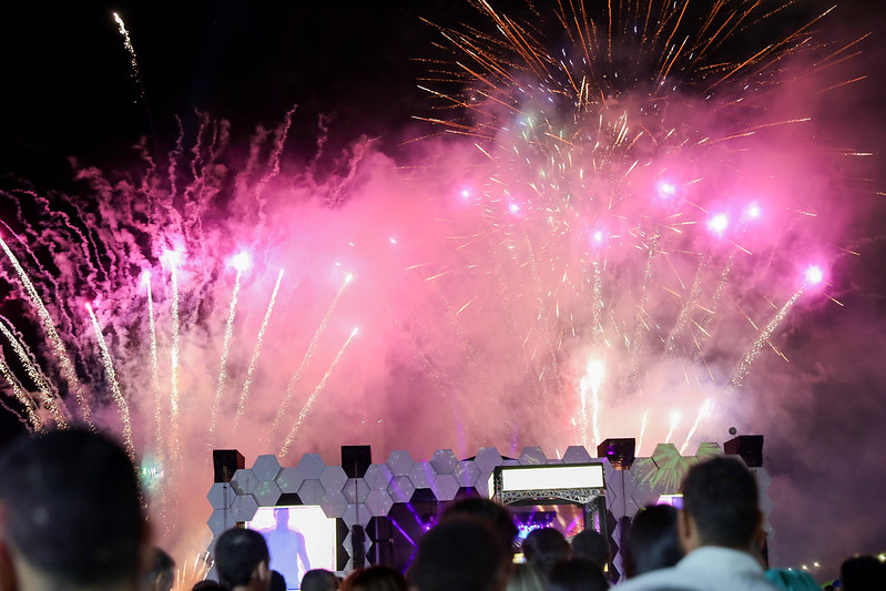 Milhares de pessoas recebem 2025 em grande festa na Esplanada