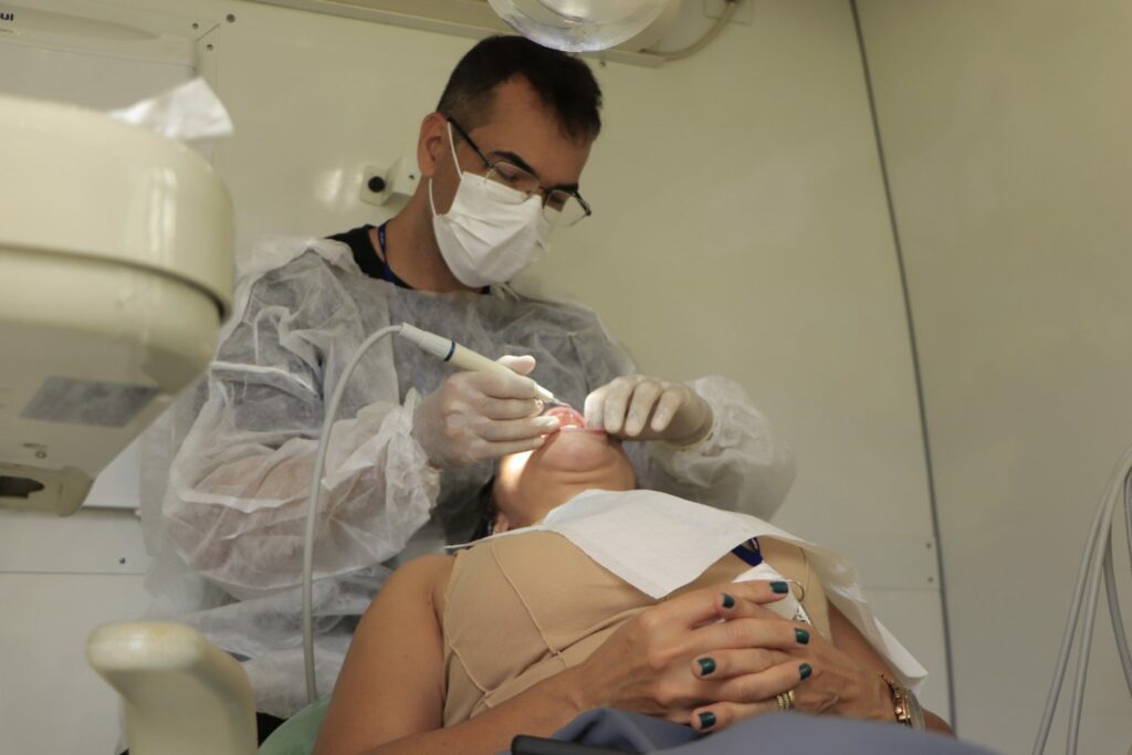 Servidores da SSP-DF têm acesso gratuito a atendimento odontológico em consultório móvel