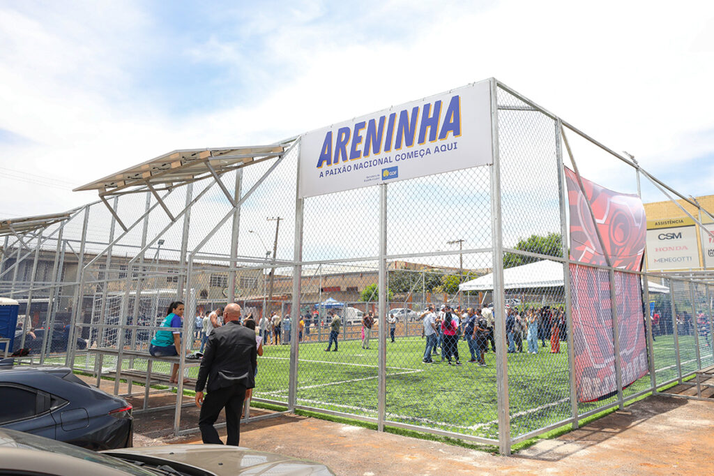 Samambaia ganha novo campo sintético do projeto Areninha