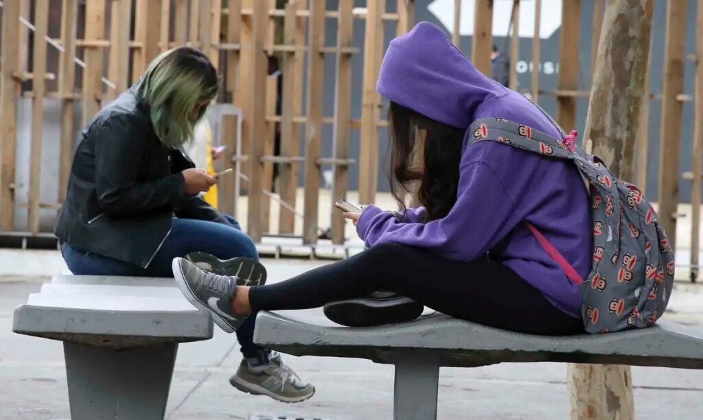 Secretaria de Educação do DF divulga guia para uso consciente de celular