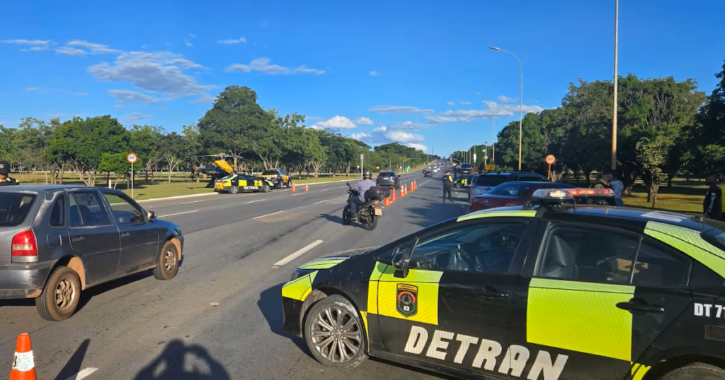 Detran-DF intensifica fiscalização do Maio Amarelo e recolhe veículo com R$ 105 mil em multas
