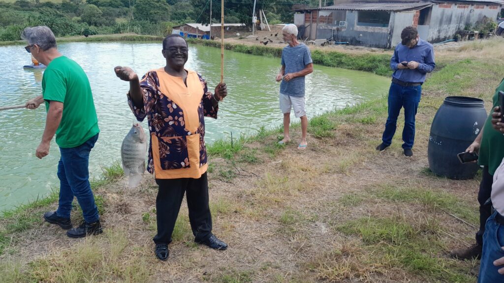 Representantes do Malawi conhecem produção de pescado no DF