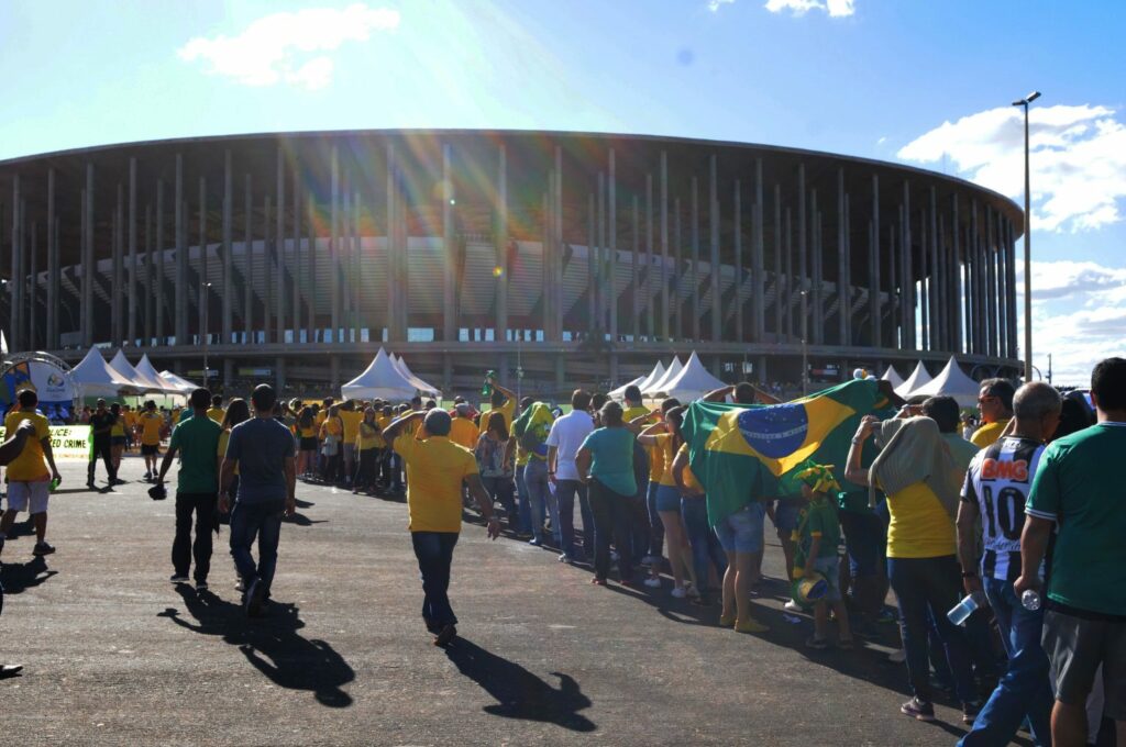 GDF abre cadastro para ambulantes trabalharem no jogo Brasil x Colômbia no Mané Garrincha