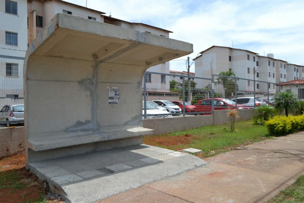Santa Maria ganha 16 novos abrigos em pontos de ônibus para conforto de passageiros