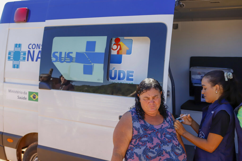 Carro da Vacina percorre o Sol Nascente e atrai a população