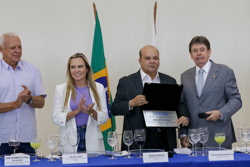 Governador Ibaneis Rocha recebe homenagem do Clube de Engenharia