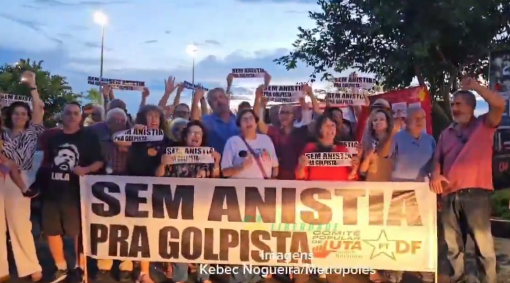 Petistas realizam protesto contra anistia e reúnem apenas 30 pessoas