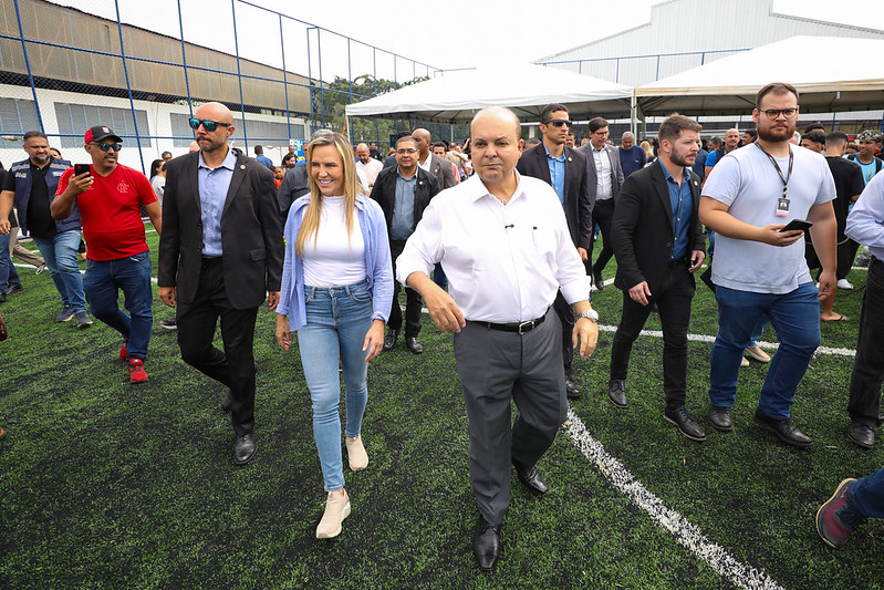 Ibaneis inaugura no Cruzeiro campos sintéticos, calçadas e via principal