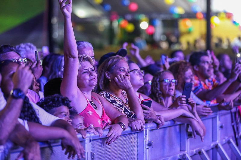 Diferentes gerações curtem a noite de festa no aniversário de Brasília
