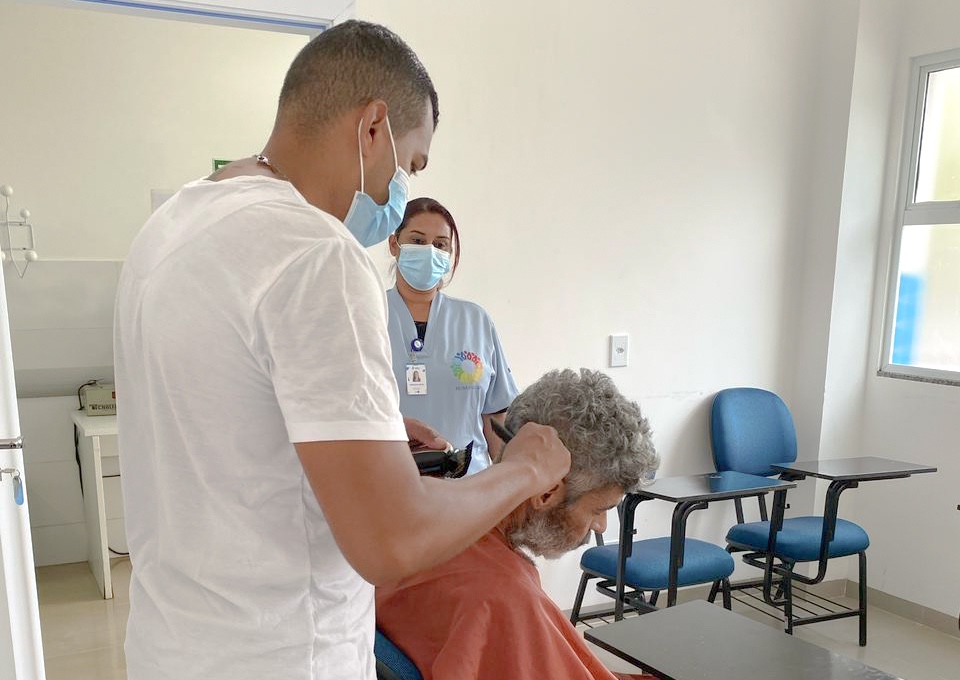 Cortes de cabelo gratuitos levam dignidade a pacientes na UPA de Brazlândia