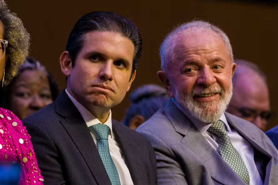 Motta mantém 20 pedidos de impeachment de Lula sem pautar na Câmara
