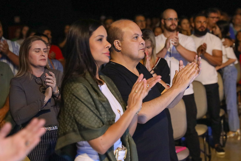 Governador Ibaneis Rocha participa de culto na igreja Núcleo de Fé