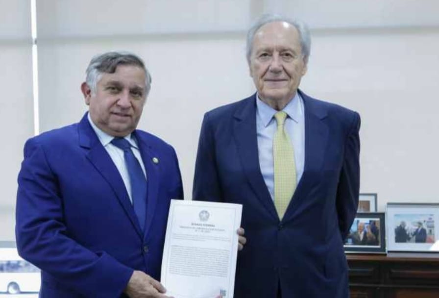 Senador Izalci e Lewandowski conversam sobre a PEC do Fundo