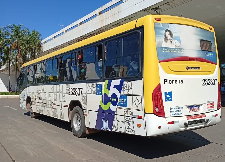Ônibus adesivados celebram os 65 anos de Brasília com arte inspirada na cultura local