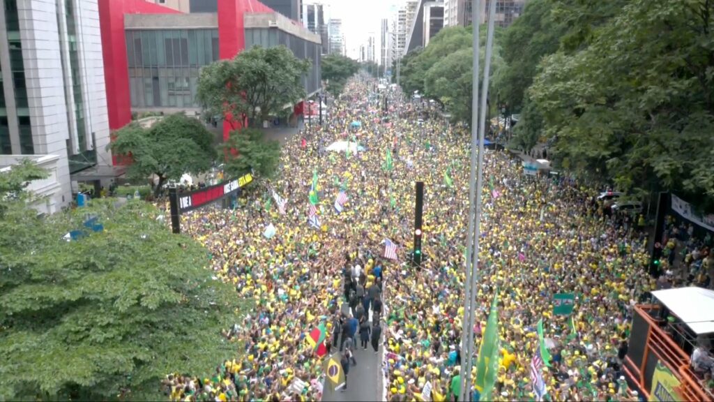 Ato na Avenida Paulista reúne multidão em defesa da anistia