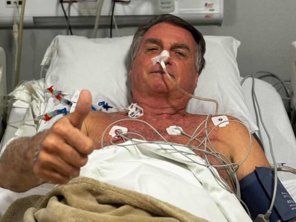 Bolsonaro afirma estar estável e dispensa cirurgia após internação