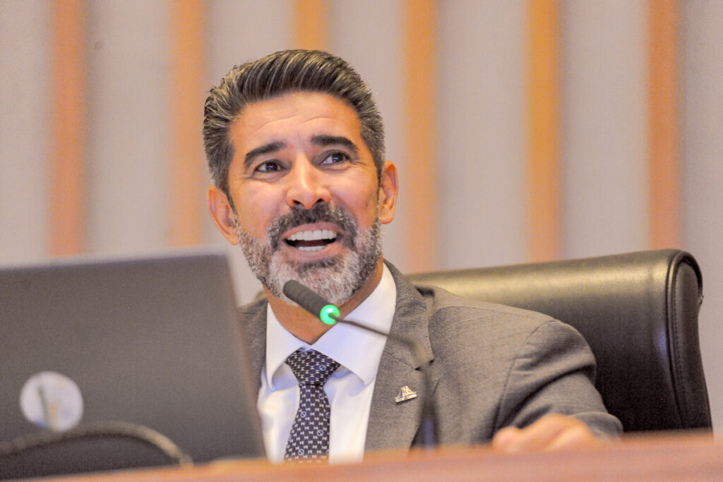 Deputado Roosevelt propõe cemitérios e crematórios para pets no DF