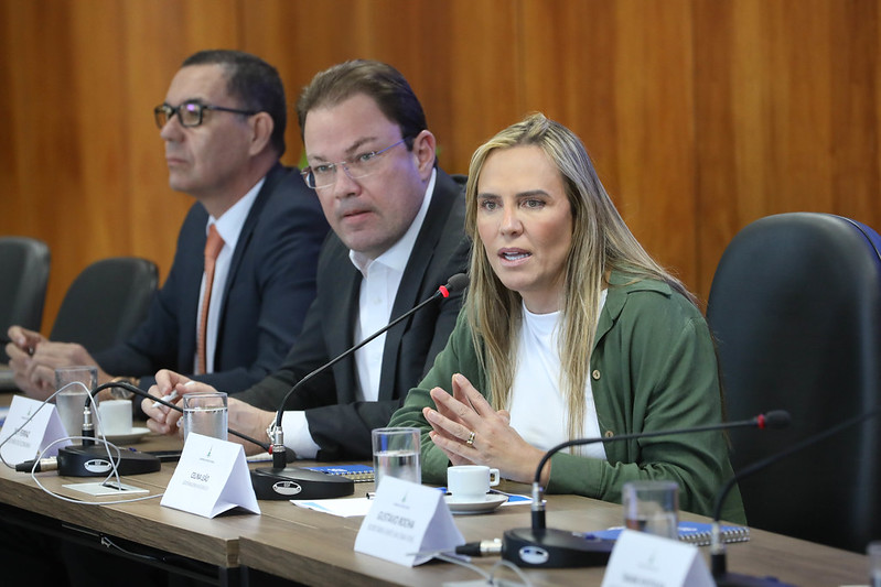 Celina reúne secretários e administradores para tratar ações do governo