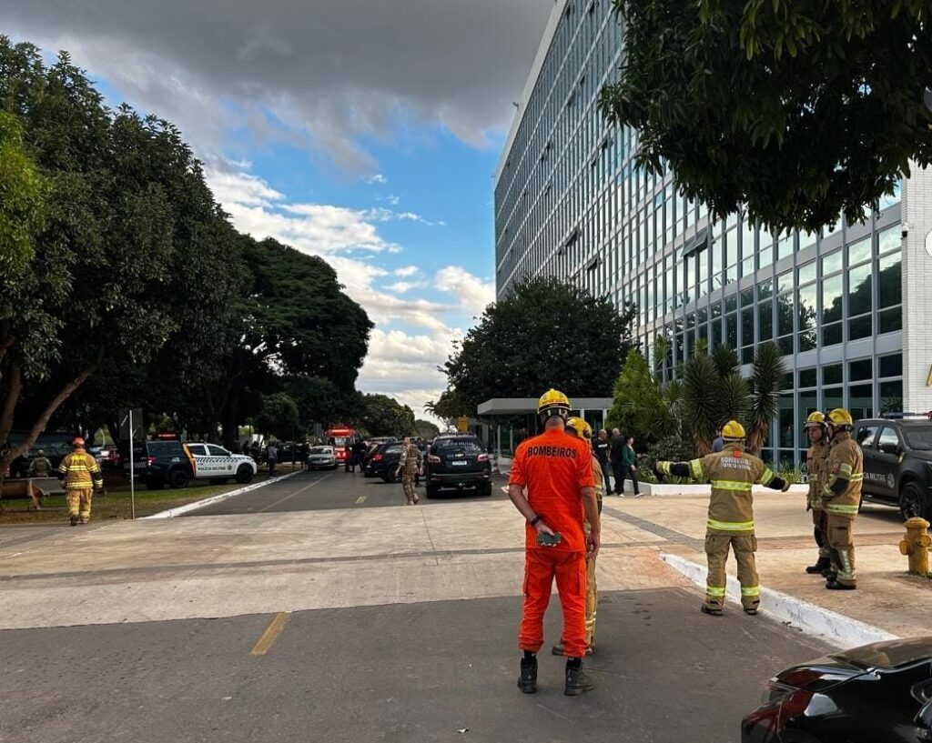 Bombeiros auxiliam operação policial para resgate de crianças feitas reféns na Esplanada dos Ministérios