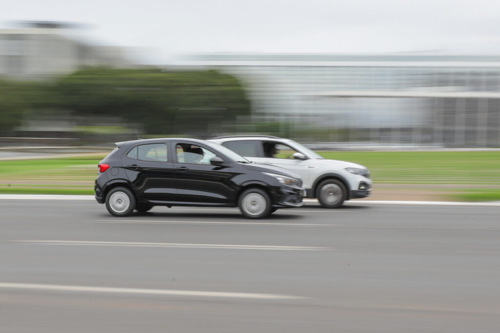 Jogar lixo pela janela do carro pode render multa para os motoristas