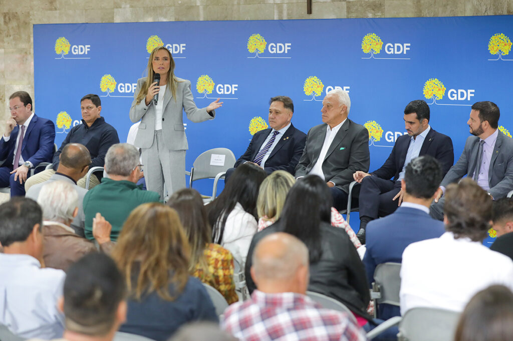 GDF entrega mais 33 escrituras a igrejas e entidades e alcança 500 regularizações