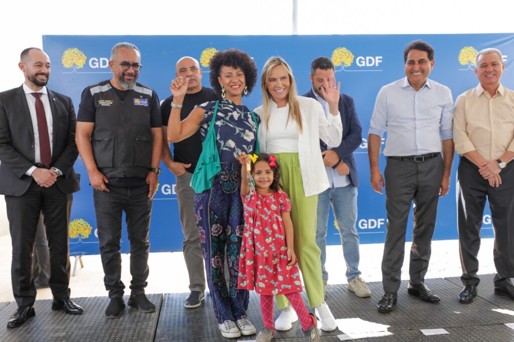 70 famílias realizam o sonho da casa própria com entrega de unidades no Sol Nascente