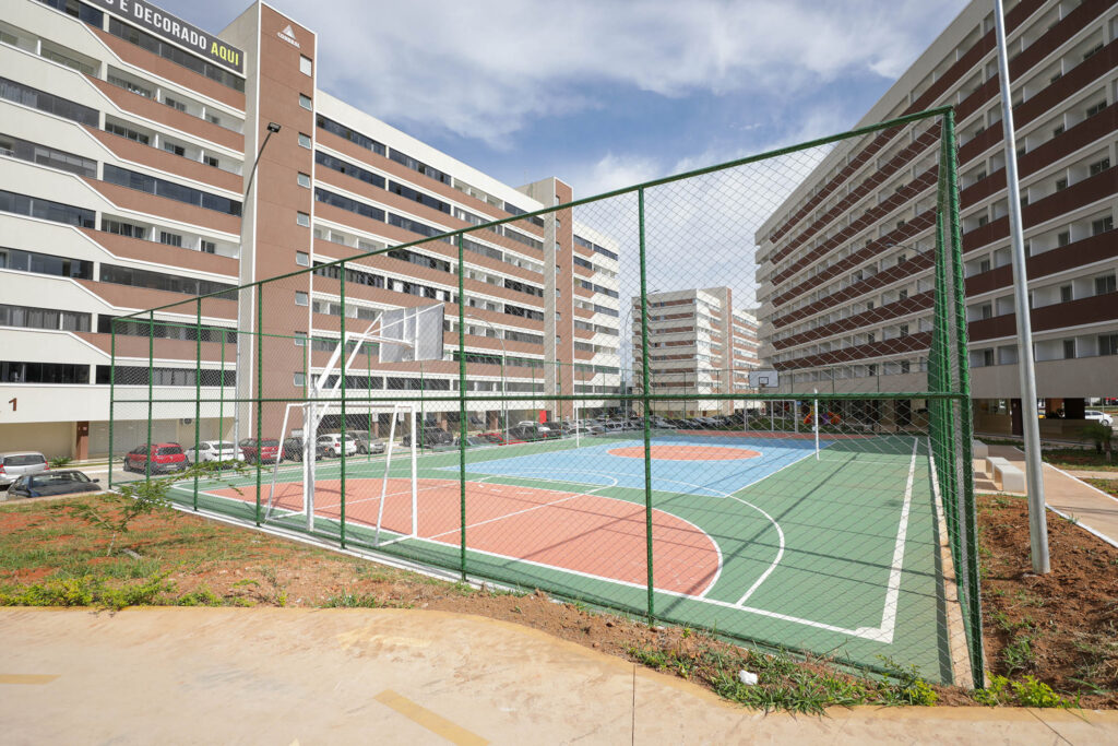Ibaneis entrega quadra poliesportiva no Gama por meio do programa Adote uma Praça