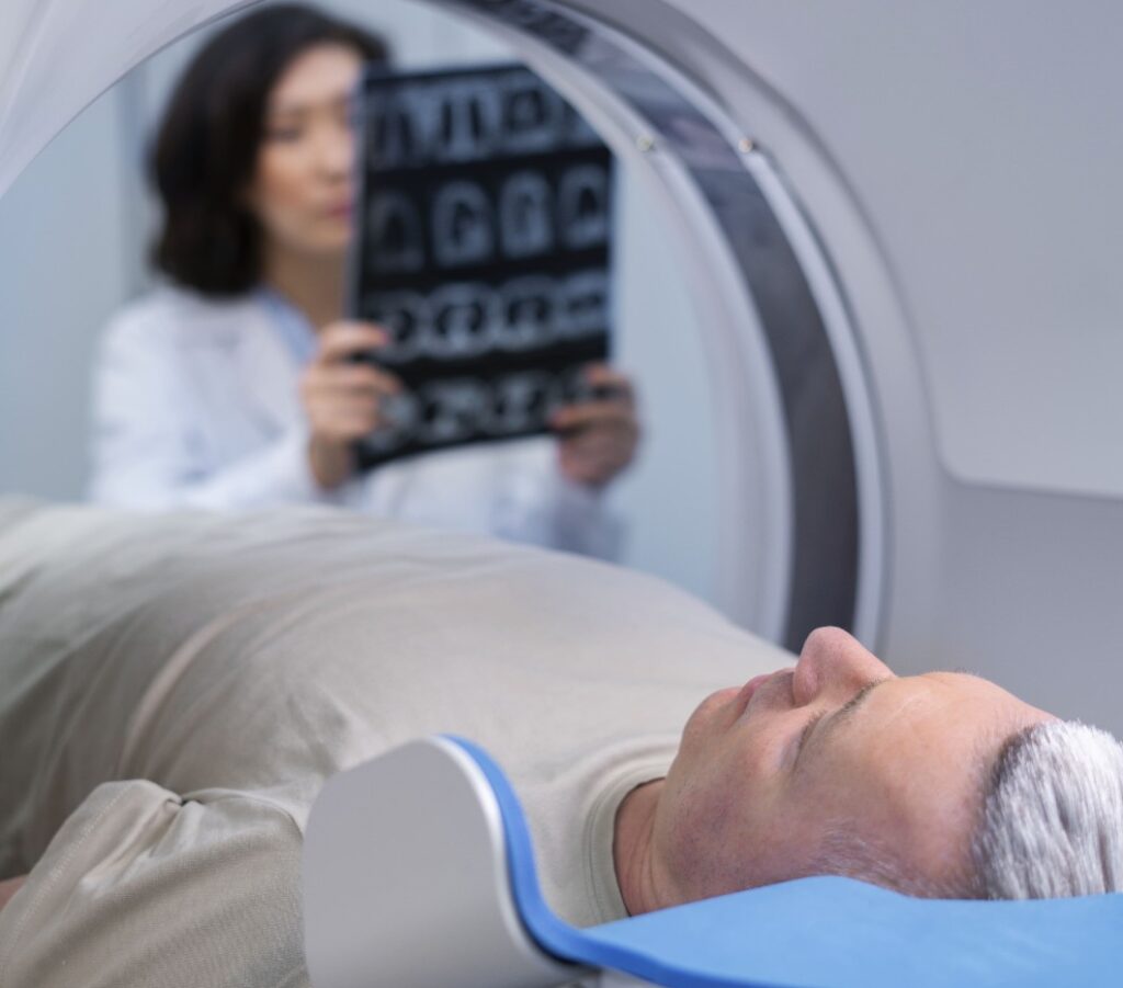Junho Violeta: Radiologia é aliada na identificação da violência contra a pessoa idosa